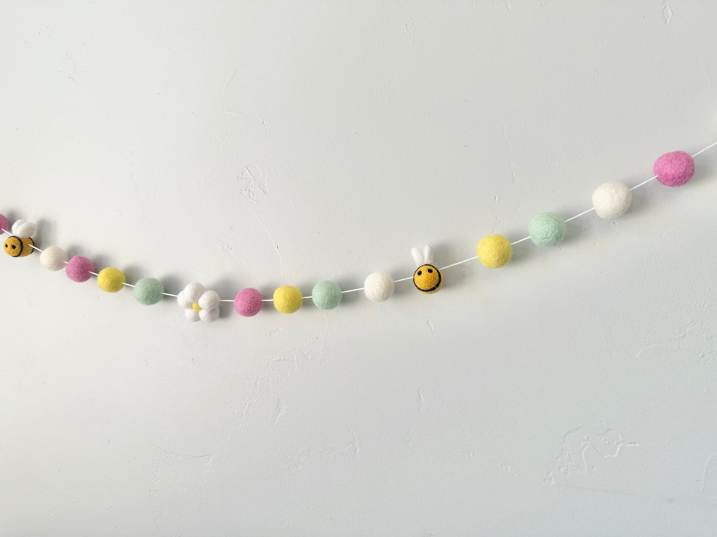 Bee & White Daisy Garland