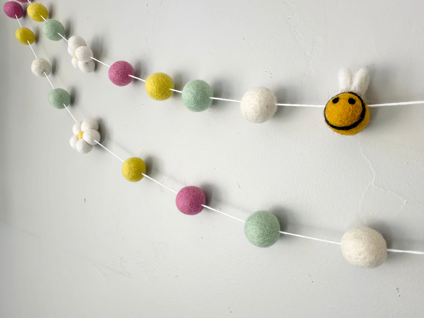 Bee & White Daisy Garland