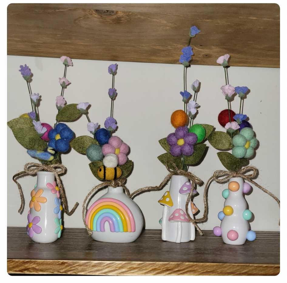 All Daisy Wool Bouquet with Bees