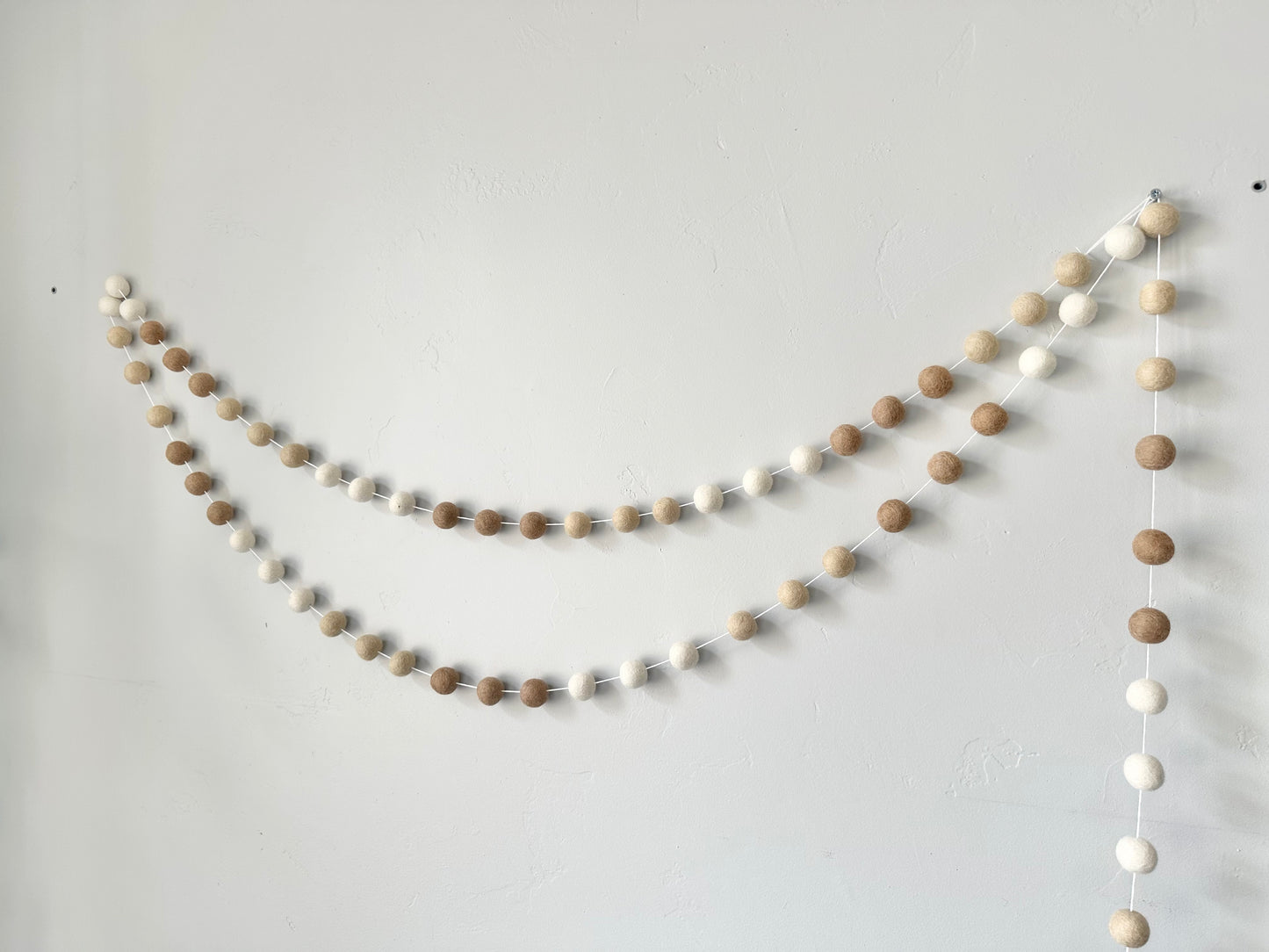 Neutral Color Blocking Garland
