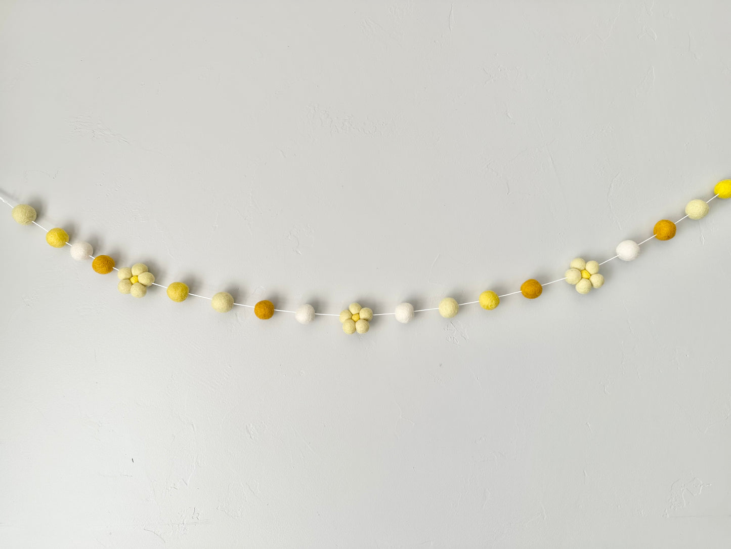 Straw Yellow Daisy Garland
