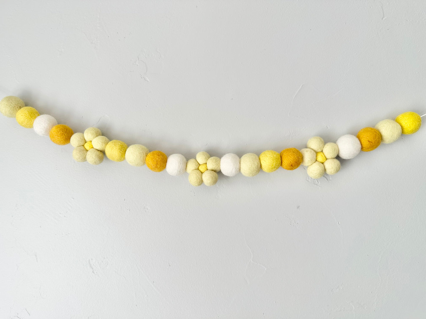 Straw Yellow Daisy Garland