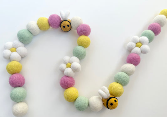 Bee & White Daisy Garland