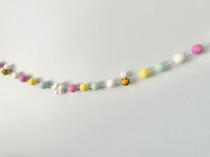 Bee & White Daisy Garland