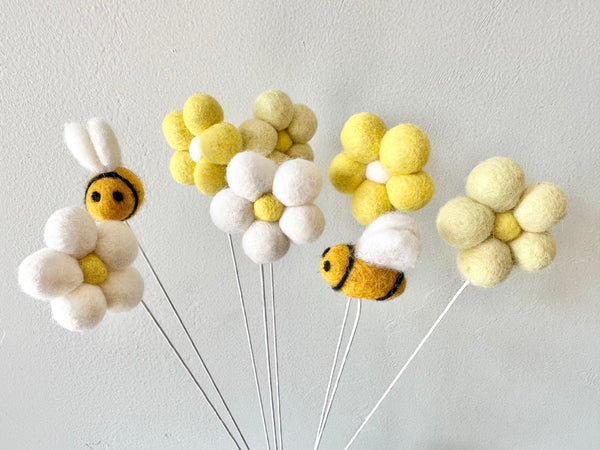 All Daisy Wool Bouquet with Bees