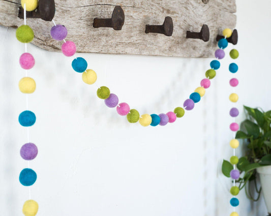 Bright Easter Garland - Redheadnblue