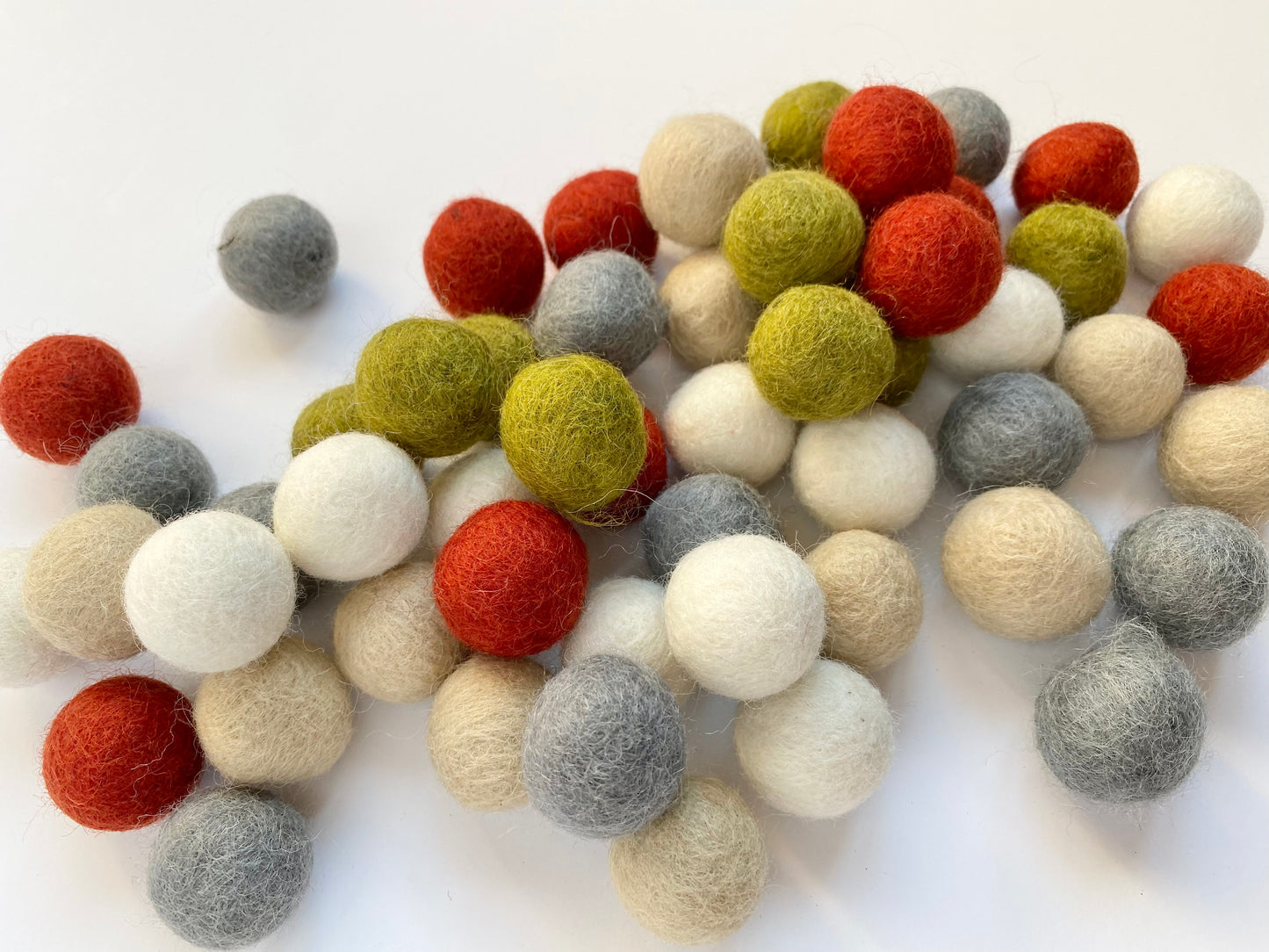 Neutrals Christmas - 2.5 cm Felt Balls