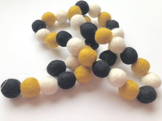 Bumble Bee Garland - Redheadnblue